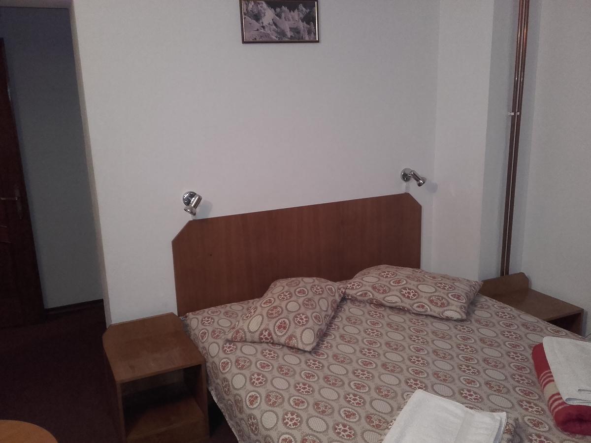 Pension Piatra Craiului โมเอเชอ เด จอส ภายนอก รูปภาพ