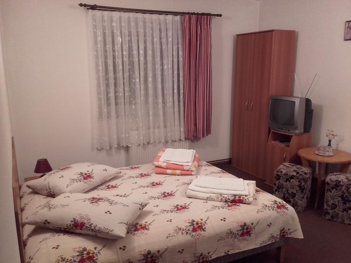 Pension Piatra Craiului โมเอเชอ เด จอส ภายนอก รูปภาพ